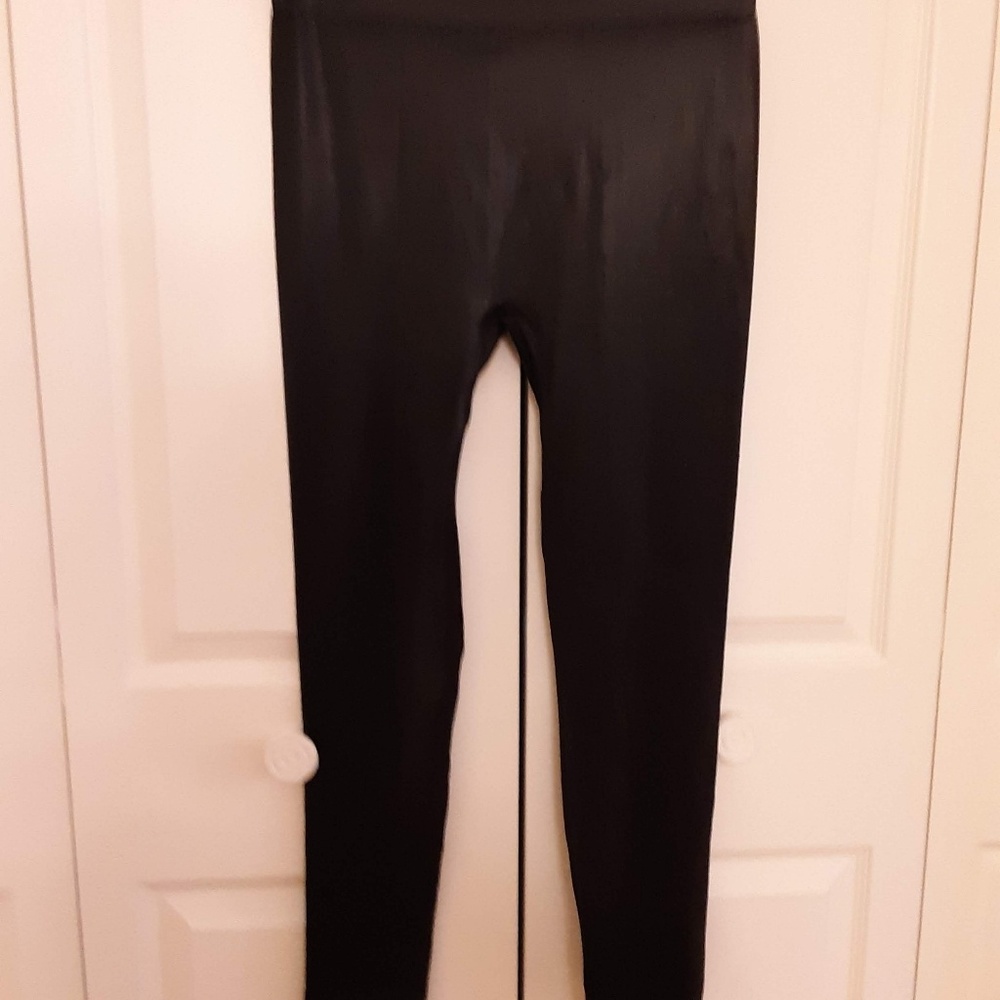 Women's legging. Shinny finish.